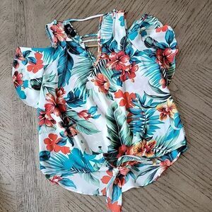 Pretty floral top size XS BCX 💙💚
